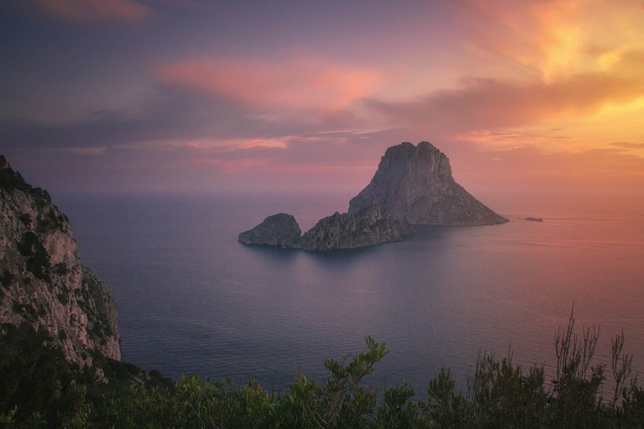 Isolitudini, un atlante dai toni "bruniti e salsi"